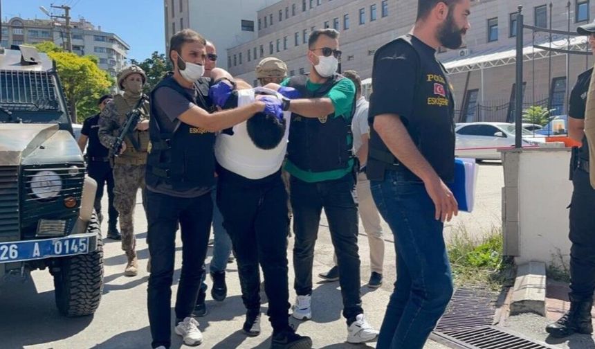 Eskişehir’de neo-nazi sembolü olan hücum yeleği ile 5 kişiyi bıçaklayan saldırgan hayatını kaybetti