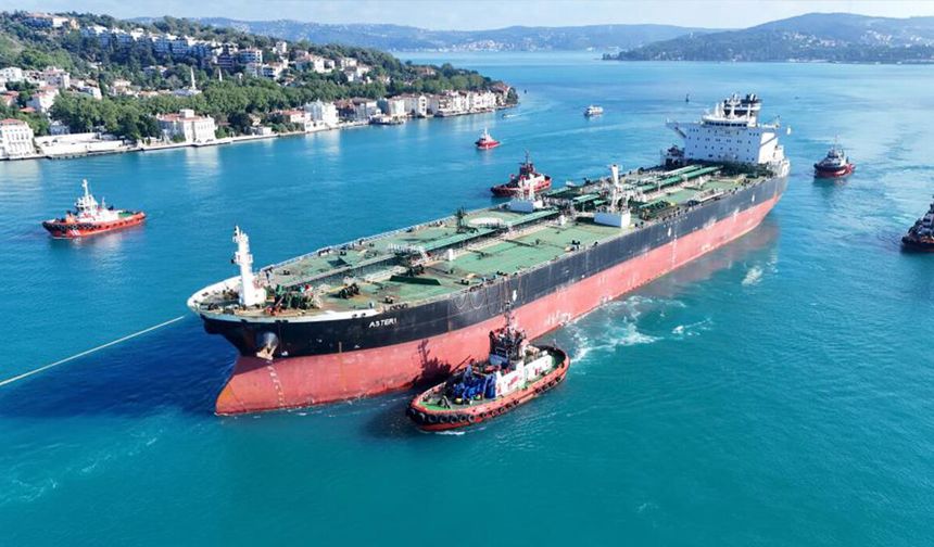 Ukrayna’nın vurduğu dev tanker İstanbul Boğazı’ndan geçirildi
