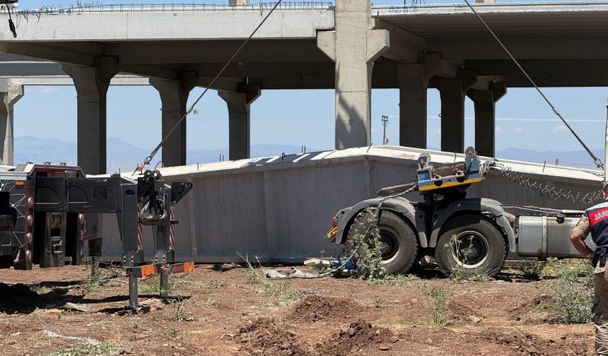 Yaklaşık 15 tonluk beton blok altında kaldılar: 1 ölü, 1 yaralı