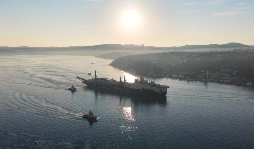 325 metrelik dev boru döşeme gemisi İstanbul Boğazı’ndan geçiş yaptı