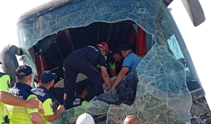 Aksaray’da yolcu otobüsü şarampole devrildi: 44 yaralı