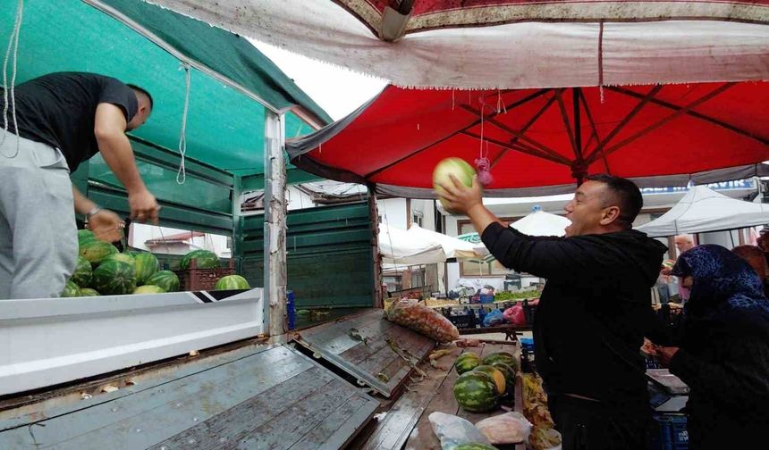 Bolu’da hayırsever esnaf 1 ton karpuzu 1 saatte ücretsiz dağıttı