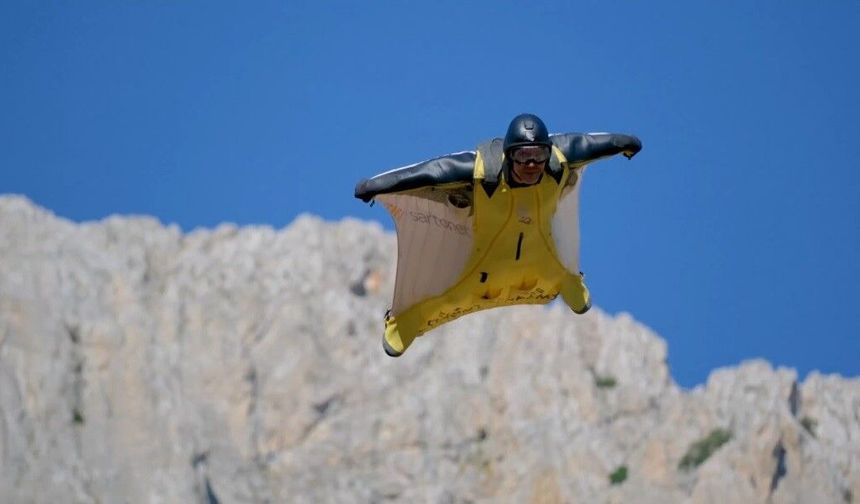 Kemaliye’de wingsuit sporcularından nefes kesen atlayışlar