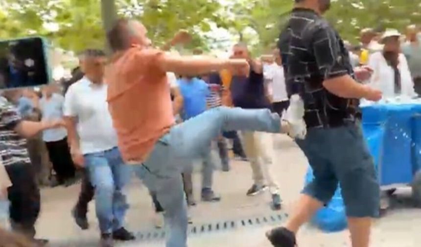 Özgür Özel’in cuma namazı çıkışında tekmeli arbede