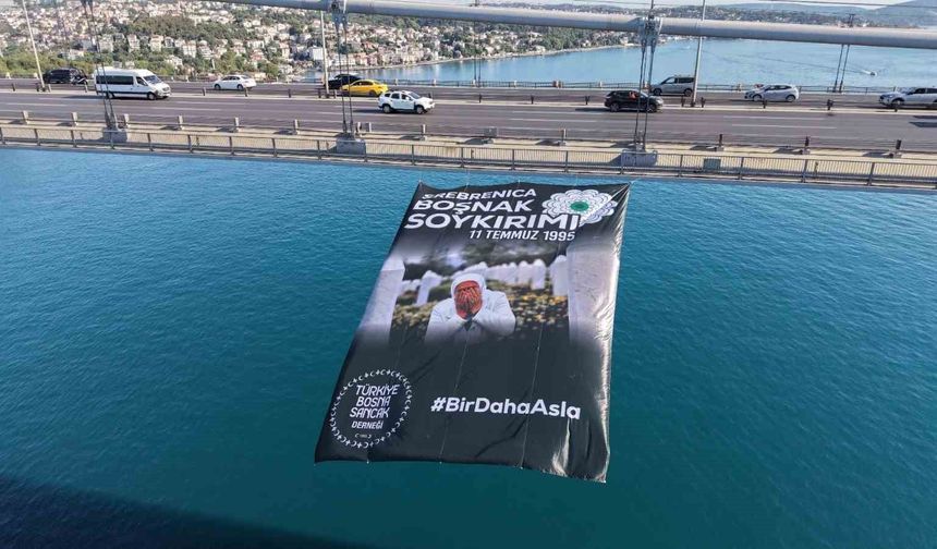 Srebrenitsa soykırımının 31. yıl dönümünde İstanbul Boğaz köprülerine pankartlar asıldı