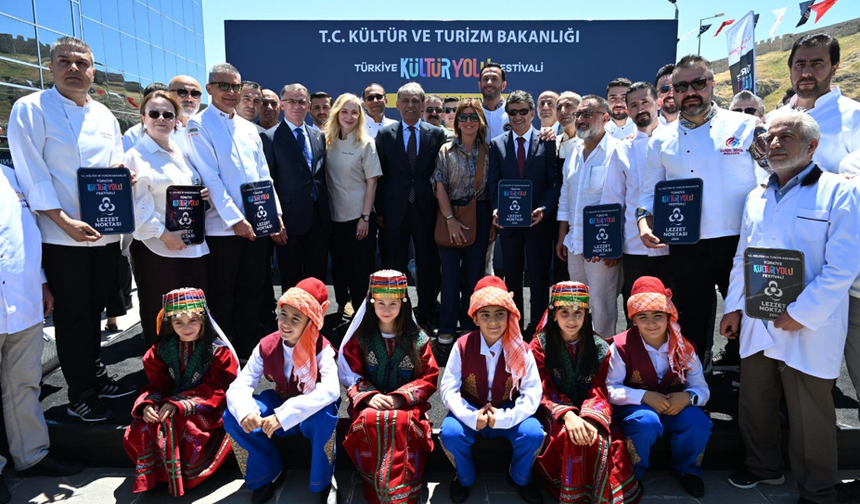 VAN’DA DOKUZ GÜN SÜRECEK KÜLTÜR, SANAT VE LEZZET ŞÖLENİ BAŞLADI