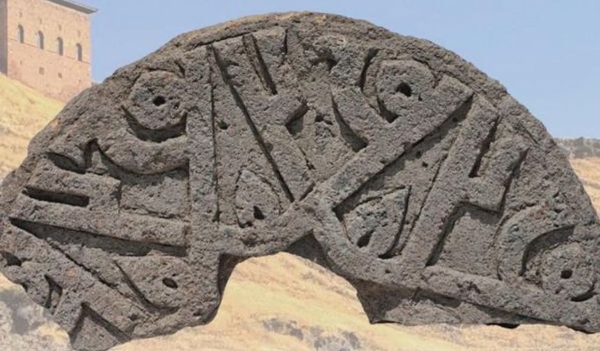 Ani'de 'Hz. Muhammed' isminin yer aldığı Selçuklu taşı bulundu