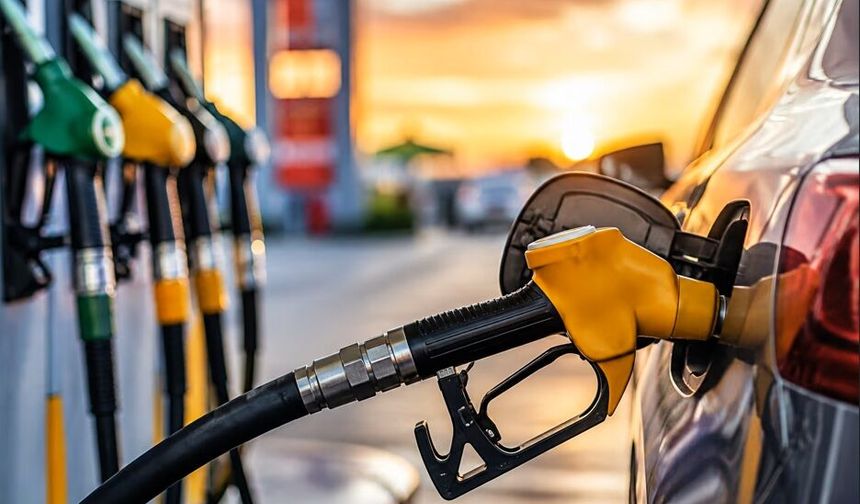 Benzine Gece Yarısı Zam: Üç Büyük Şehirde Fiyatlar 74 Liranın Üzerine Çıktı