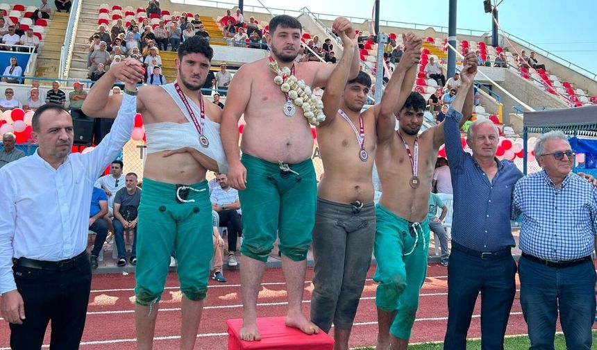 Bursa Büyükşehir Belediyesporlu güreşçilerden 8 madalya ve 2 kupa
