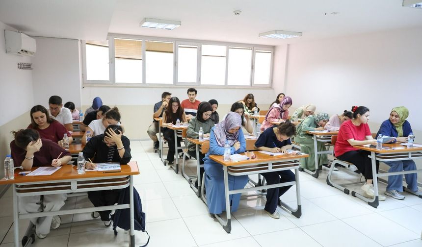 Bursa'da memur adaylarına KPSS provası: Yaklaşık 2 bin 500 aday katıldı