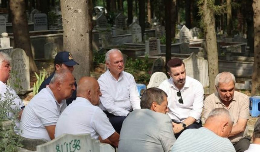 Deprem şehitleri 27. yılında kabirleri başında anıldı