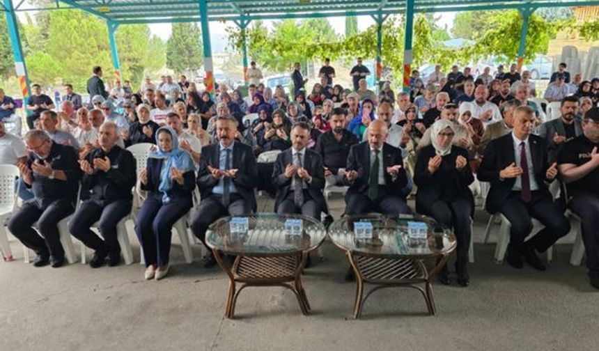 Deprem şehitleri mezarları başında dualarla anıldı