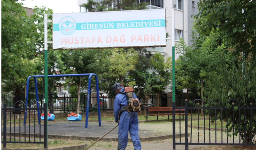 Giresun'da park ve bahçelerde temizlik çalışmaları sürüyor