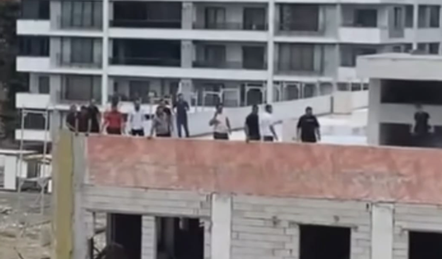 İskenderun'da maaşlarını alamayan işçiler çatıya çıktı