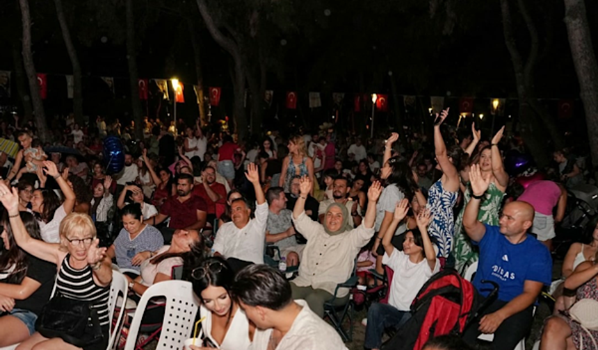 Konyaaltı'nda yağmura rağmen VoSahne konserine yoğun ilgi