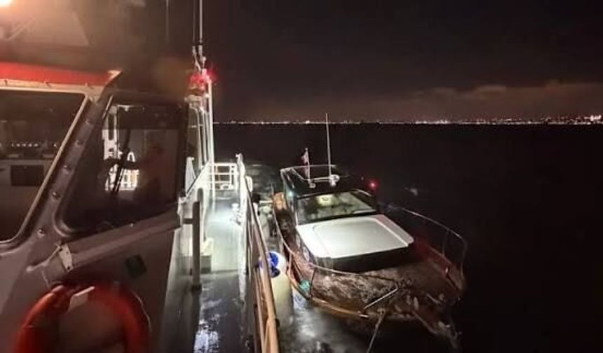 Moda açıklarında sürüklenen tekne emniyete alındı