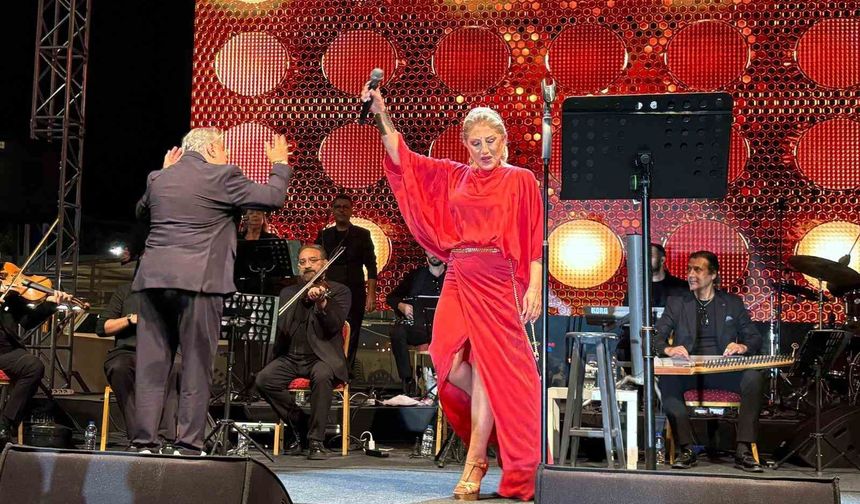 Muazzez Ersoy, Kayseri’de sahne aldı