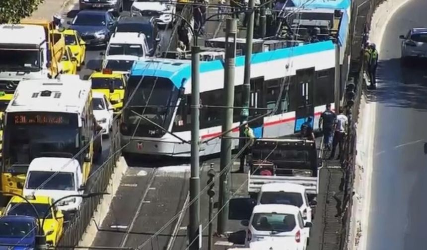 Son Dakika; Beyoğlu'nda tramvay raydan çıktı