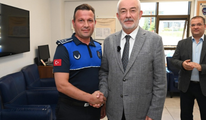 Başdeğirmen, terfi eden zabıta personeline rütbesini taktı