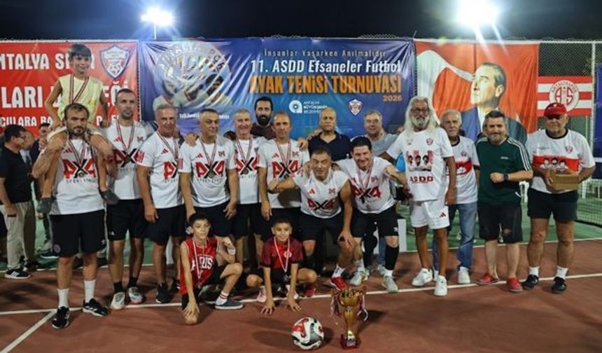 Efsaneler Futbol Ayak Tenisi Turnuvası'nda şampiyon belli oldu