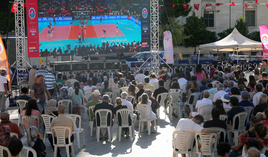 Maltepeliler Filenin Sultanları'nın final maçını dev ekrandan izledi