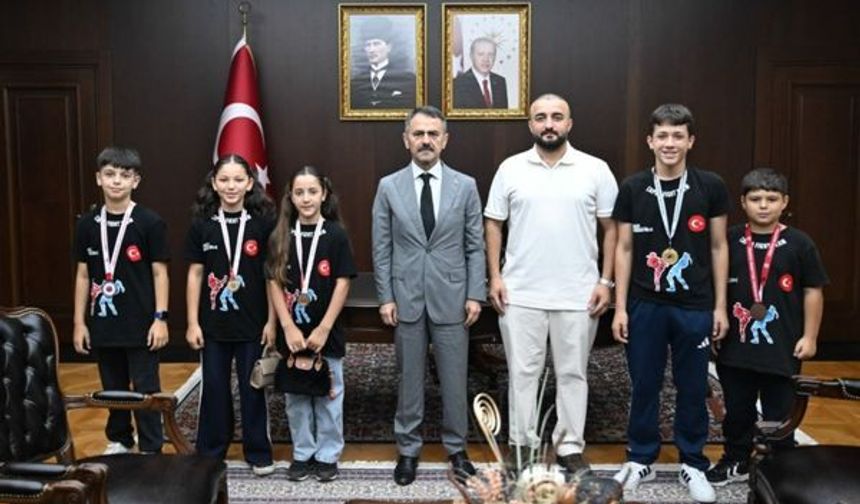 Muay Thai şampiyonlarından Vali Aktaş'a ziyaret