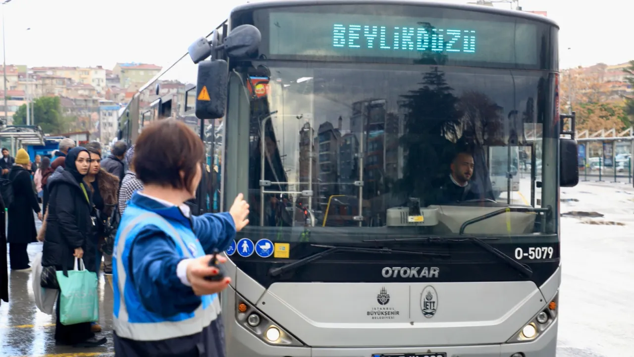 Iettde Ilk Kadin Metrobus Denetim Amiri Is Basinda