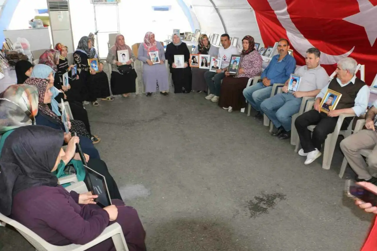 Diyarbakir Anneleri Pkknin Kendini Feshetmesiyle Evlatlarina Kavusmayi Bekliyor 042460E474Da