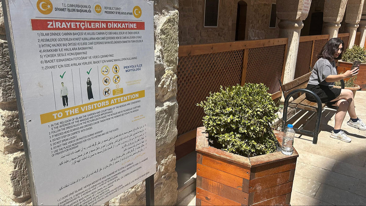 Mimar Sinan’ın Mirasına Saygısızlık Uyarılar Yetersiz Kaldı, Minber Önünde Şortlu Pozlar Tepki Çekti Haber Isindetayi