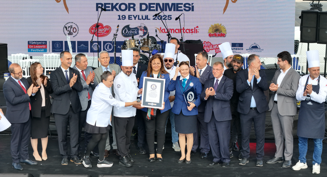 Dünyanin En Büyük Sucuklu Yumurtasi Gui̇nness Rekorunu Kirdi Isindetayi Haber