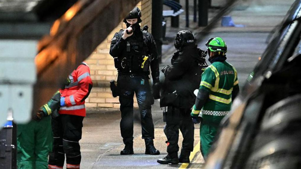 İngiltere’deki Trende Bıçaklı Saldırı 9’U Ağır 10 Yaralı Dunya