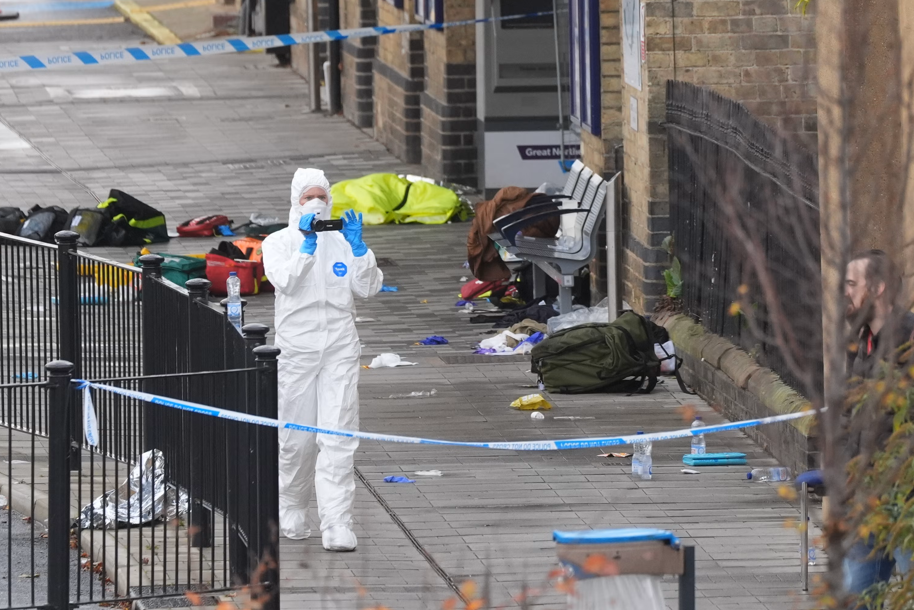 İngiltere’deki Trende Bıçaklı Saldırı 9’U Ağır 10 Yaralı Isindetayi Ingiltere