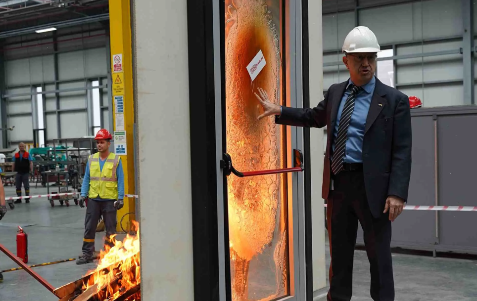 Çuhadaroğlu’nun Yangına Dayanıklı Kapı Testinde Patron Son Anda Kurtuldu İş Güvenliği Tartışması Yarattı! Haber Işindetayi-1