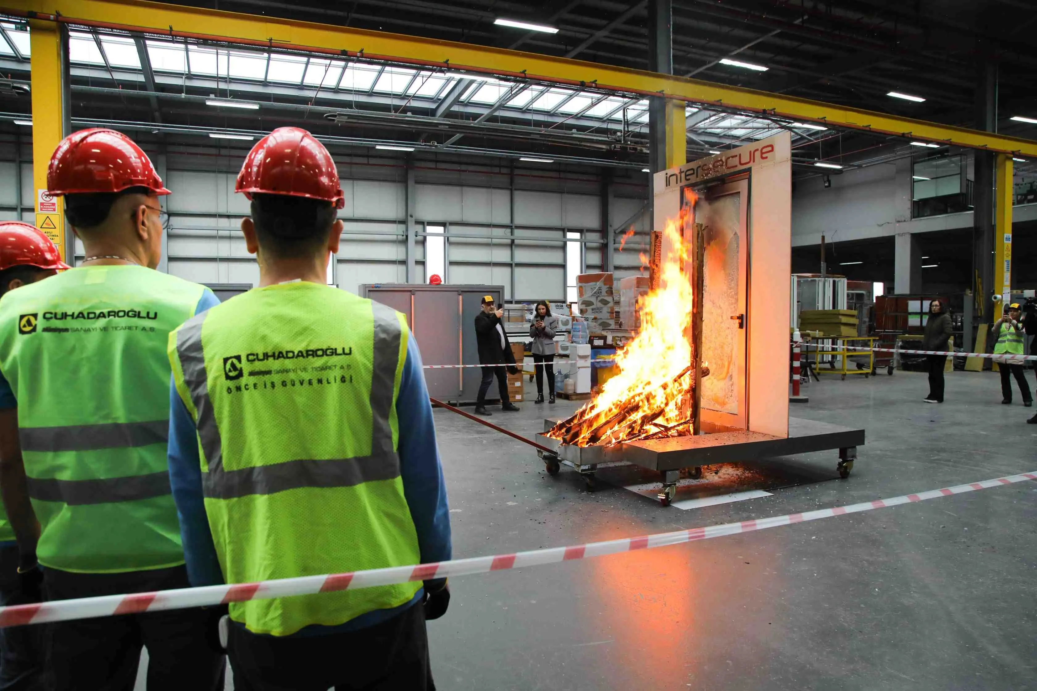 Çuhadaroğlu’nun Yangına Dayanıklı Kapı Testinde Patron Son Anda Kurtuldu İş Güvenliği Tartışması Yarattı! Isindatayi Haber