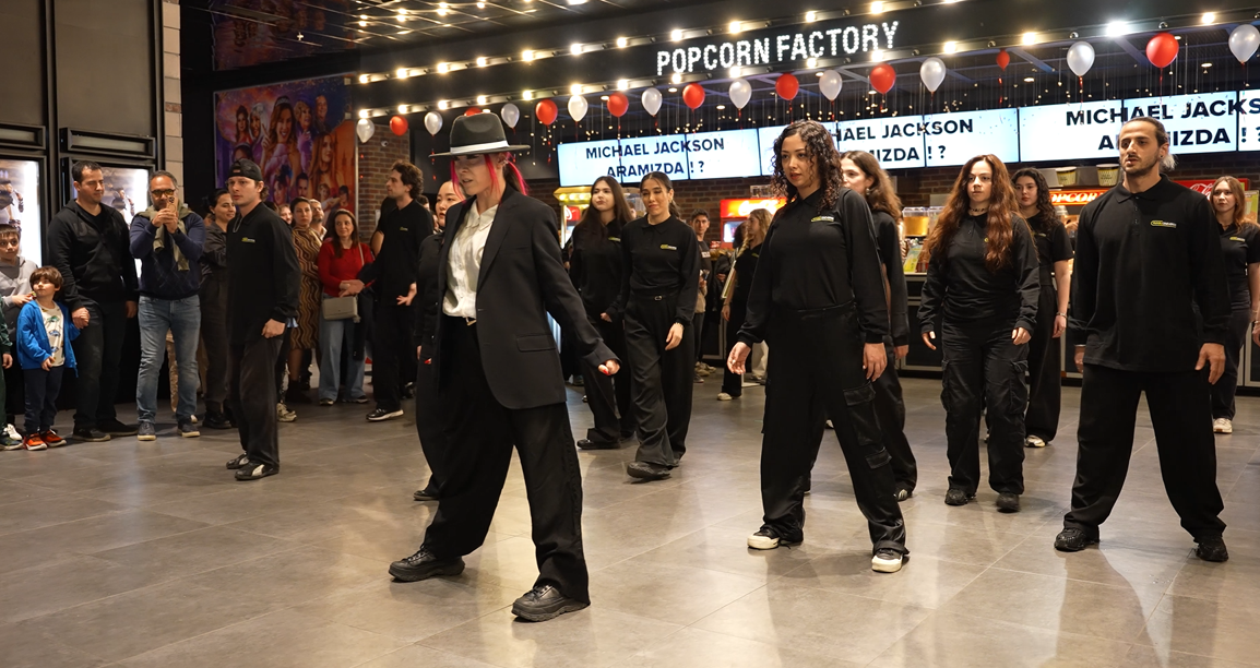 Michael Jackson Filminin Tanıtımı Flash Mob Dans Gösterisiyle Gerçekleşti Haber Isindetayi