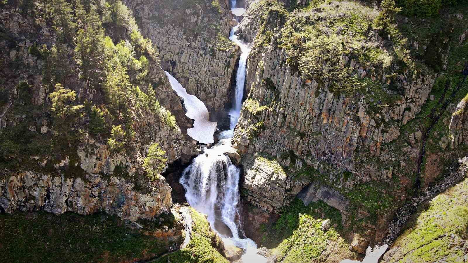 Kar Ve Yağmur Sularıyla Coşan Bazgiret Şelalesi Ziyaretçilerin Uğrak Noktası Oldu Haber Isindetayi Artvin