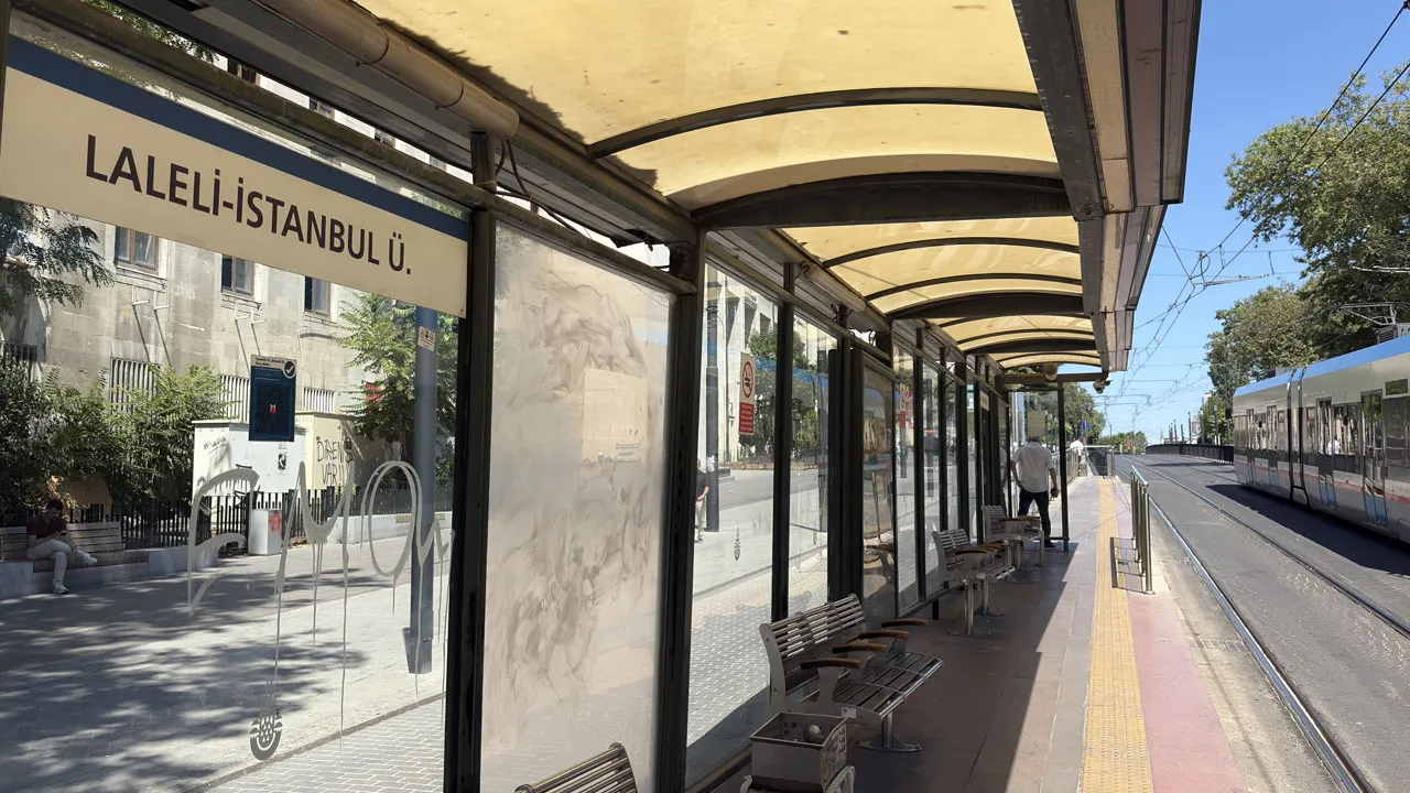 Laleli’de raylara düşen çocuk tramvayın altında kalarak öldü