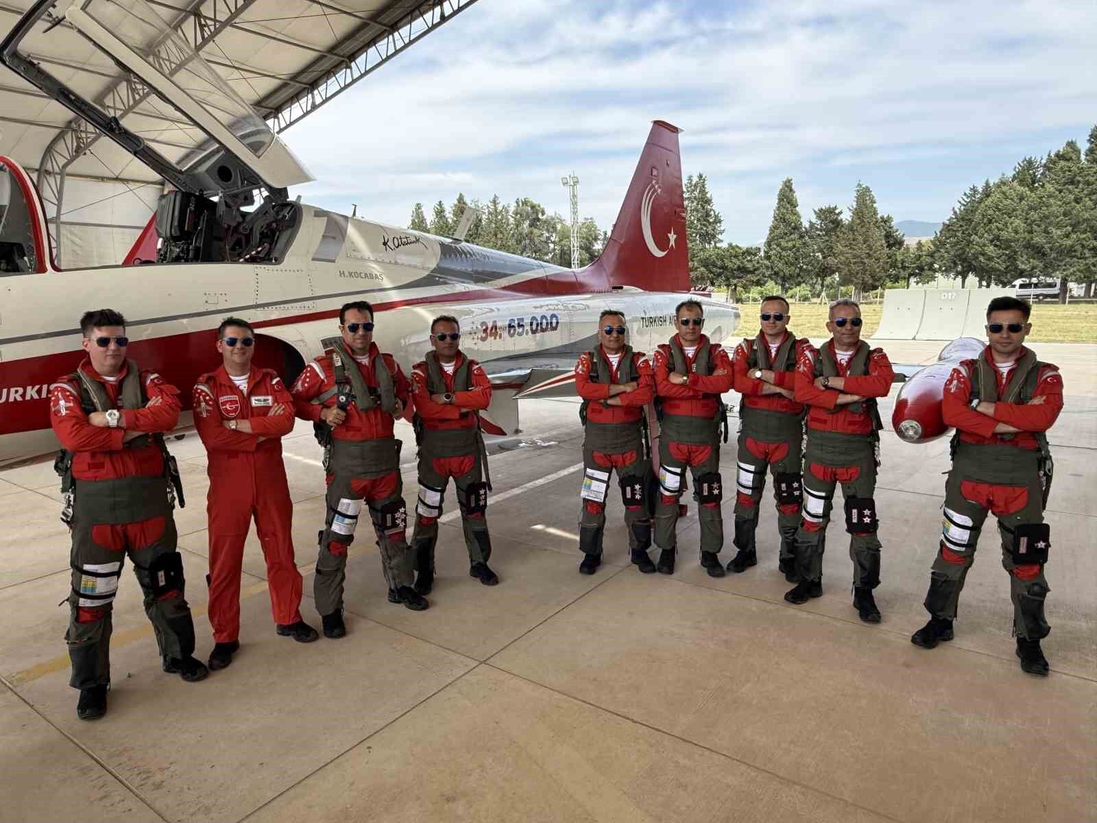 Türk Yıldızları ve SOLOTÜRK’ten İzmir semalarında nefes kesen prova