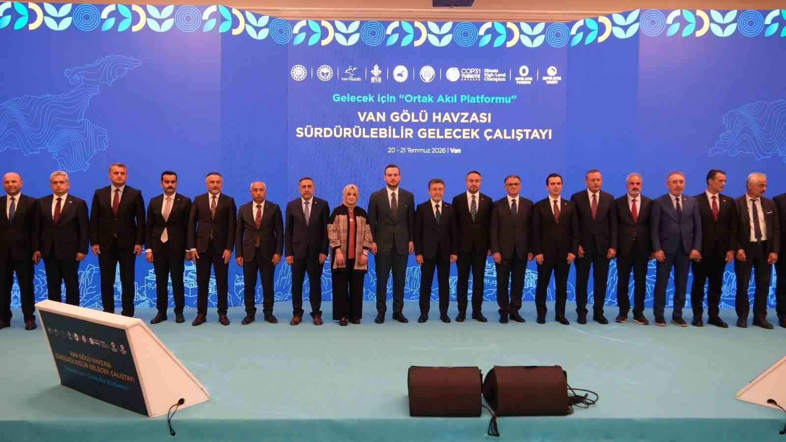 Bakan Yumaklı Van Gölü’nün Hazinelerini Keşfetmek Için Değil Korumak Için Varız Isindetayi Politika