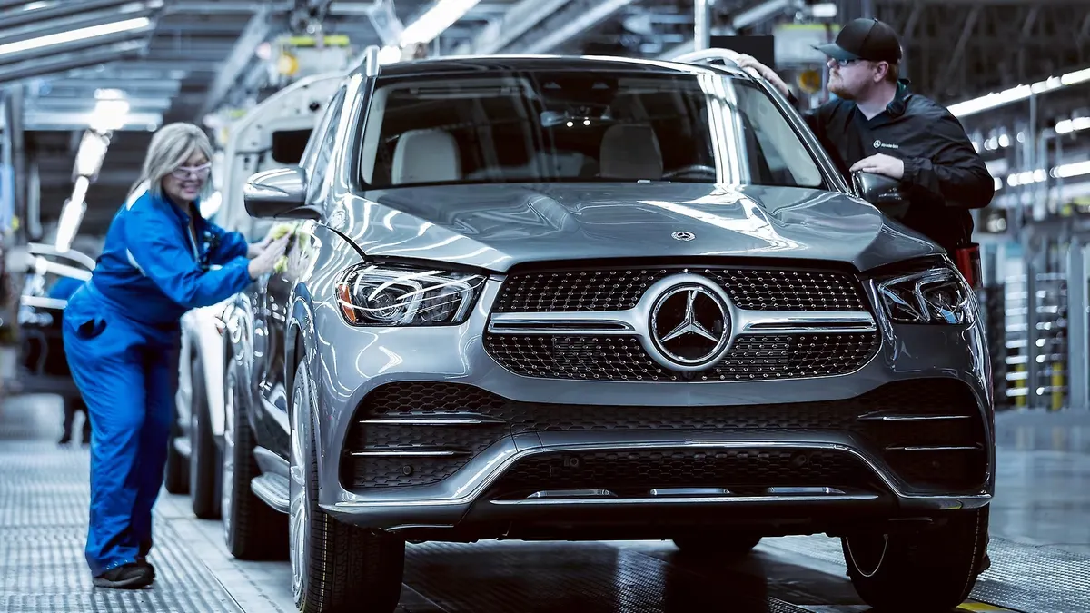 Lansmanlara Dev Bütçe, Çalışana Ücretsiz Mesai: Mercedes-Benz’de Grev Dalgası