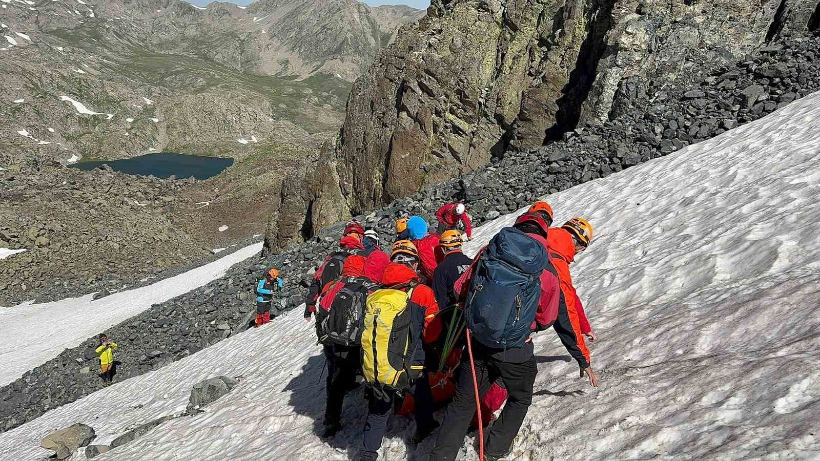Verçenik Dağı’nda Nefes Kesen Kurtarma Yaralı Kadın Dağcı Saatler Süren Operasyonla Helikoptere Ulaştırıldı Haber Isindetayi
