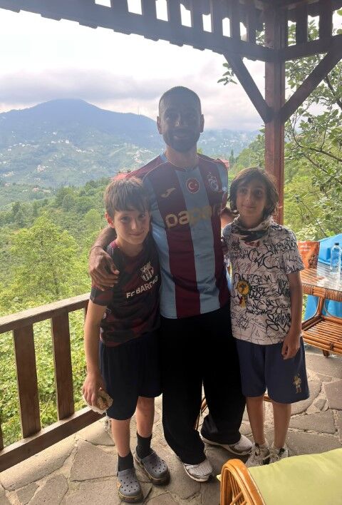 Salah Trabzonspor’a Imzayı Attı, Ayağının Tozuyla Trabzonspor Reklam Filmi Çekimine Katıldı Haber Isindetayi