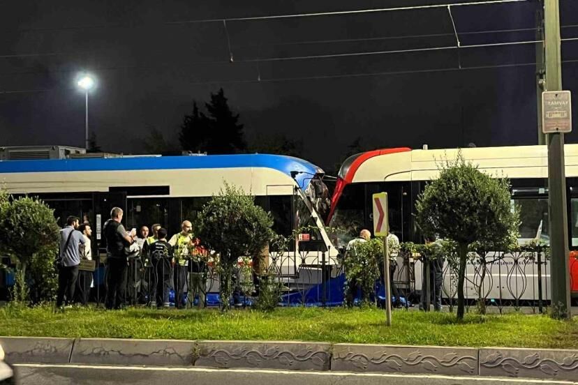 SON DAKİKA: İstanbul’un Ortasında Tramvaylar Çarpıştı – Çok Sayıda Yaralı!