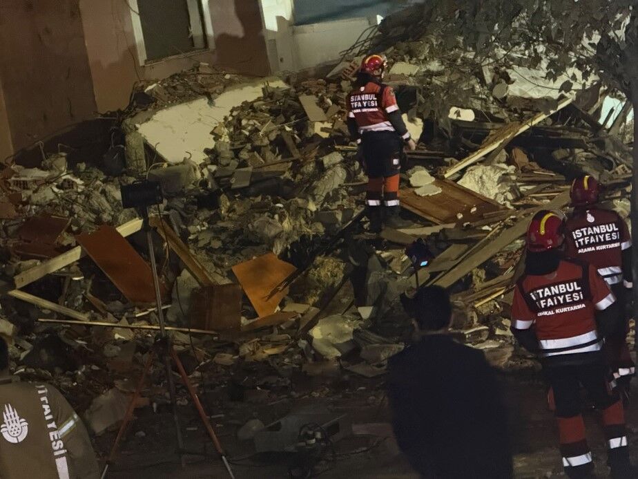 Küçükçekmece’de Kentsel Dönüşümdeki Bina Çöktü 2 Kişi Yaralandı Isindetayi Haber