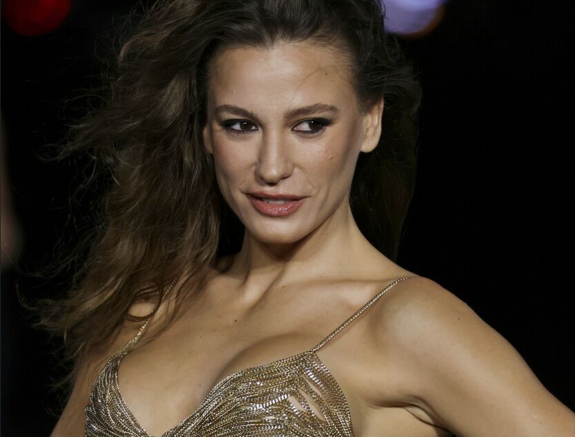 Serenay Sarikaya, Le Défilé Podyumunda Pari̇s’i̇ Büyüledi̇ Haber Isindetayi