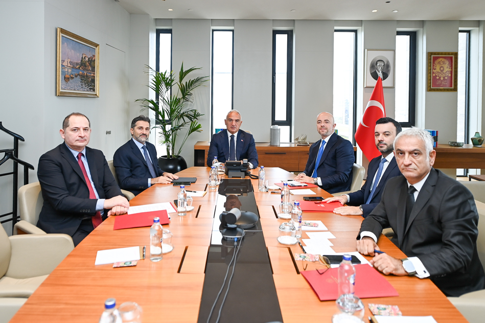 Bakan Ersoy Ve Thy Yöneti̇mi̇nden Turi̇zm Zi̇rvesi̇ Haber Isindetayi