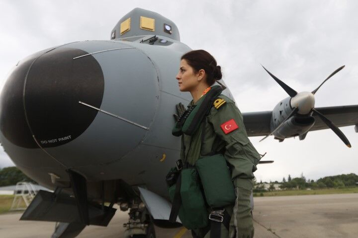 Gökyüzünde Bir Ilk Türk Deniz Kuvvetleri’nin Ilk Kadın Uçak Pilotu Haber Isindetayi
